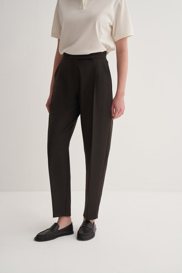 Kk Design Pleated Carrot Trousers Dark Brown