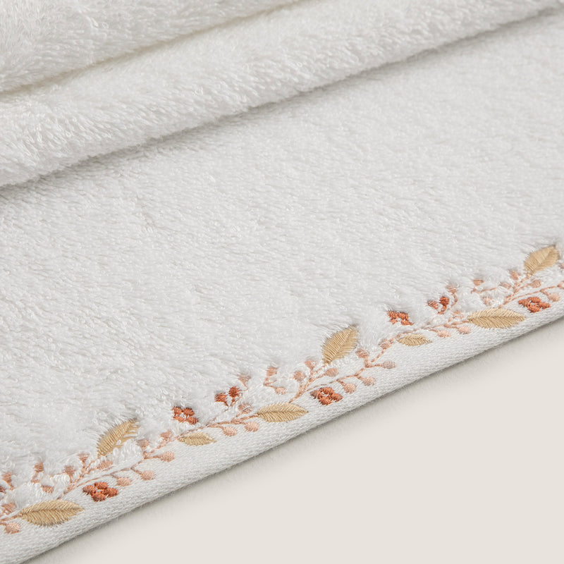Chakra Bloom Bath Towel 85X150 Cm White